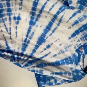 Vibrant sky neck sleeve tie-dye tee